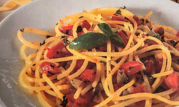 Spaghetti con pomodoro crudo e pecorino